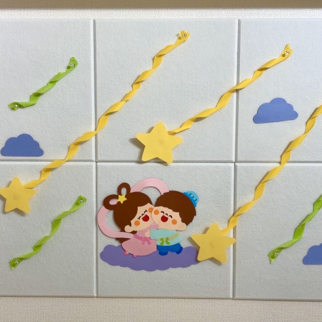 紙テープを使って華やかにした保育の壁面飾り